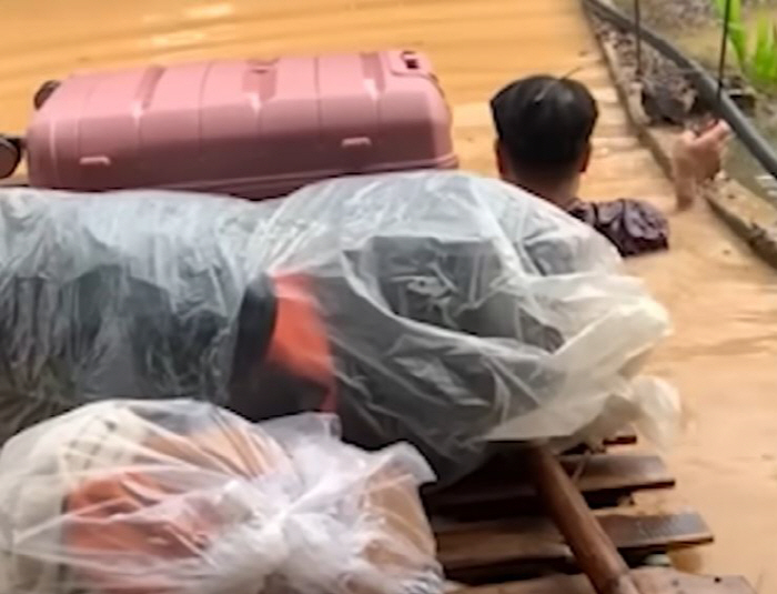 딸 공항에 데려다주려고, 물속에서 뗏목 끈 아버지 '감동'