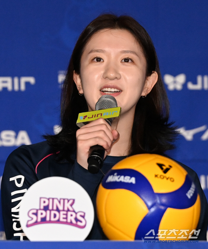 '김연경 은퇴' 흥국생명 자존심 상하네, '기업은행·도로공사' 2강 체제 예고…"연경언니 빠진 게 크지만"