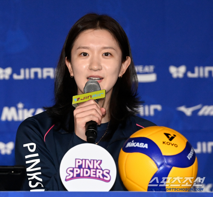 '5억5천만원 대어 영입' 배구여제 어시스트 있었다 "연경 언니가 FA 이적 고민할 때…"