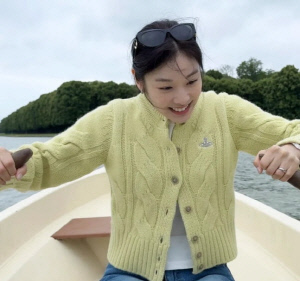 고우림♥ 앞 노 젓는 김연아 “빙판 아니어도 러블리”[SCin스타]