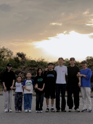 V.O.S 박지헌, 8인 대가족 사진...6남매 키 순서대로