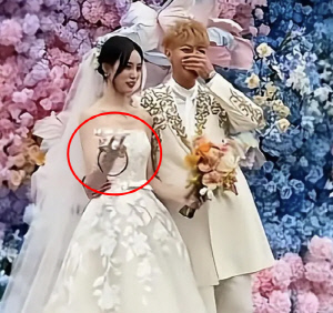 前 엑소 타오, ♥SM출신 아내에 준 500캐럿 다이아 반지 가짜였다…'결혼식 팔이' 논란[SC이슈]