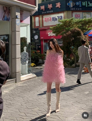 수지, 핑크드레스도 찰떡 소화…‘다지니’ 촬영장 비하인드 공개[SCin스타]
