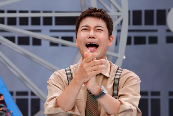 전현무, "결혼하고 싶다"더니 스타일링 완전히 바꿨다...이준과 패션 맞대결