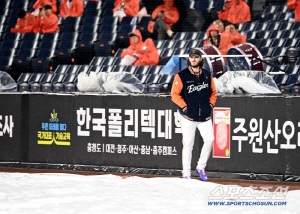 가을비야 그만 좀 내려라! 삼성-한화 18년 만의 가을야구 1차전, 비 때문에 전격 취소 → 그럼 폰세는 어떻게? [PO1]