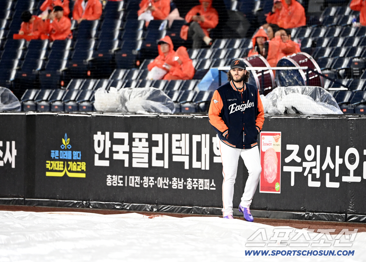 가을비야 그만 좀 내려라! 삼성-한화 18년 만의 가을야구 1차전, 비 …