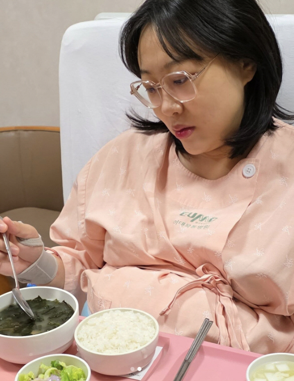 '쌍둥이 출산' 임라라, 수혈 후 겨우 살아났는데.."무한 미역국 지옥"