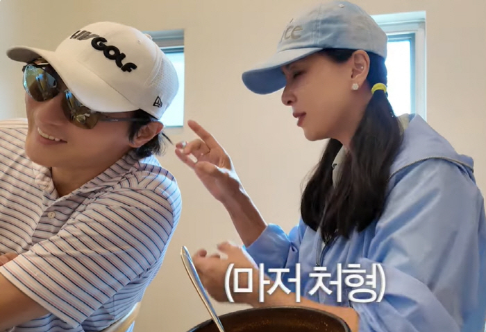고소영에 딱밤 맞는 장동건…유튜브 첫 출연에 '훈훈+달달' 폭발