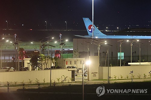 '캄보디아 구금' 한국인 64명 송환용 전세기, 프놈펜 도착