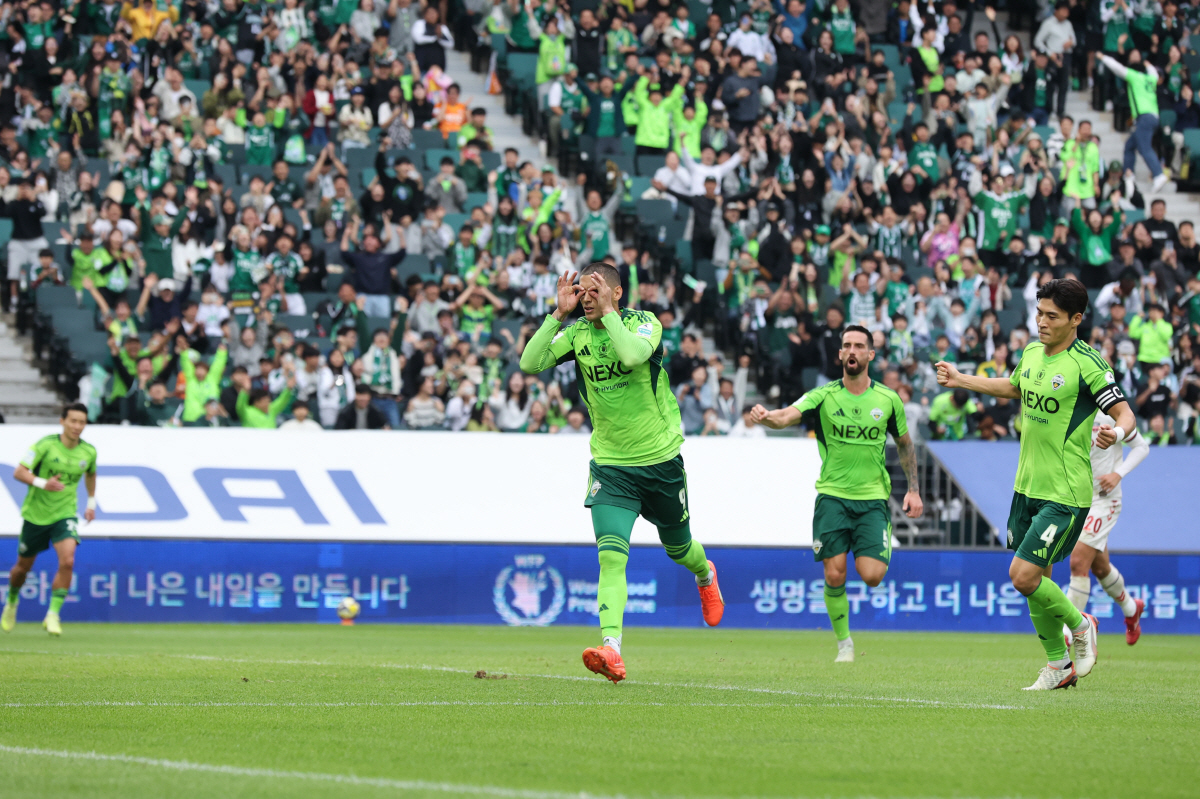 [전북 ★10] 승강 PO 굴욕 1년 만에 조기우승 대반전…무엇이 전북을…