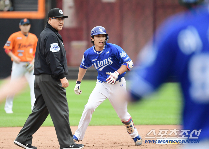 폰세, 2회 충격의 3실점...안타 맞을 수는 있지만, 큰 경기 이런 플레이는 안 된다 [PO1 현장]