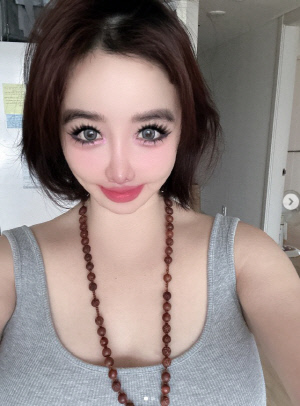 '활동 중단' 박봄, 여전히 '왕방울 눈' 메이크업...