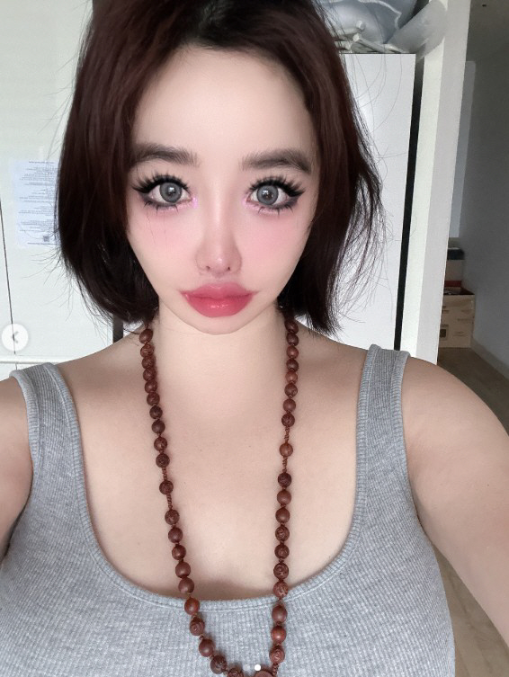 '활동 중단' 박봄, 여전히 '왕방울 눈' 메이크업..."인형인 줄 알았…