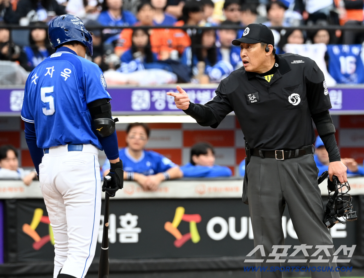 [포토] 구자욱에 이야기 하는 박기택 심판, 타석에서 벗어나지마