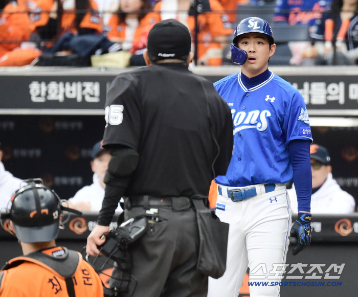 두들겨 맞은 폰세, '시간끌기 의혹' 구자욱 짜증 폭발! → 김경문 박진만까지 가세했다! [PO1]