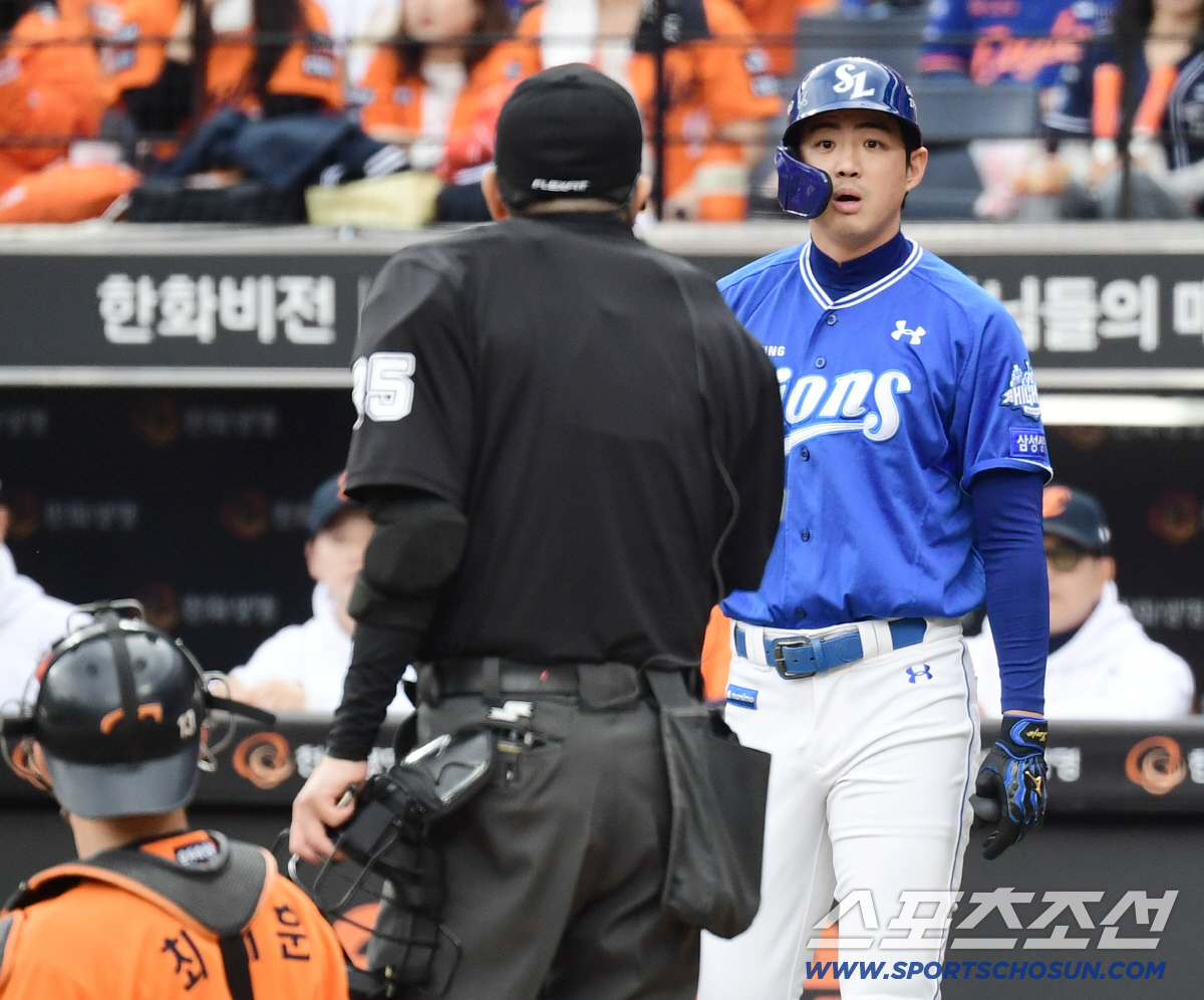 두들겨 맞은 폰세, '시간끌기 의혹' 구자욱 짜증 폭발! → 김경문 박진…