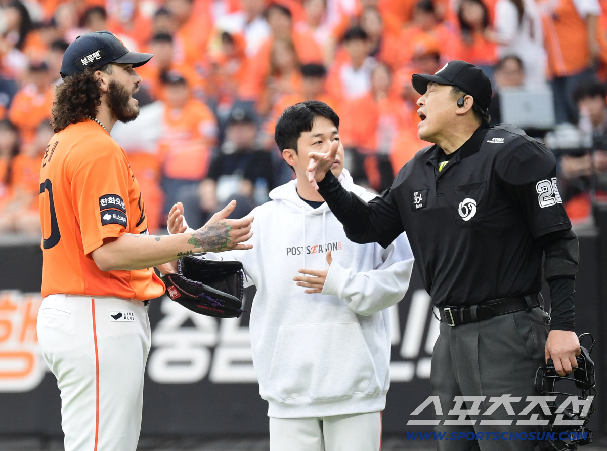 두들겨 맞은 폰세, '시간끌기 의혹' 구자욱 짜증 폭발! → 김경문 박진…