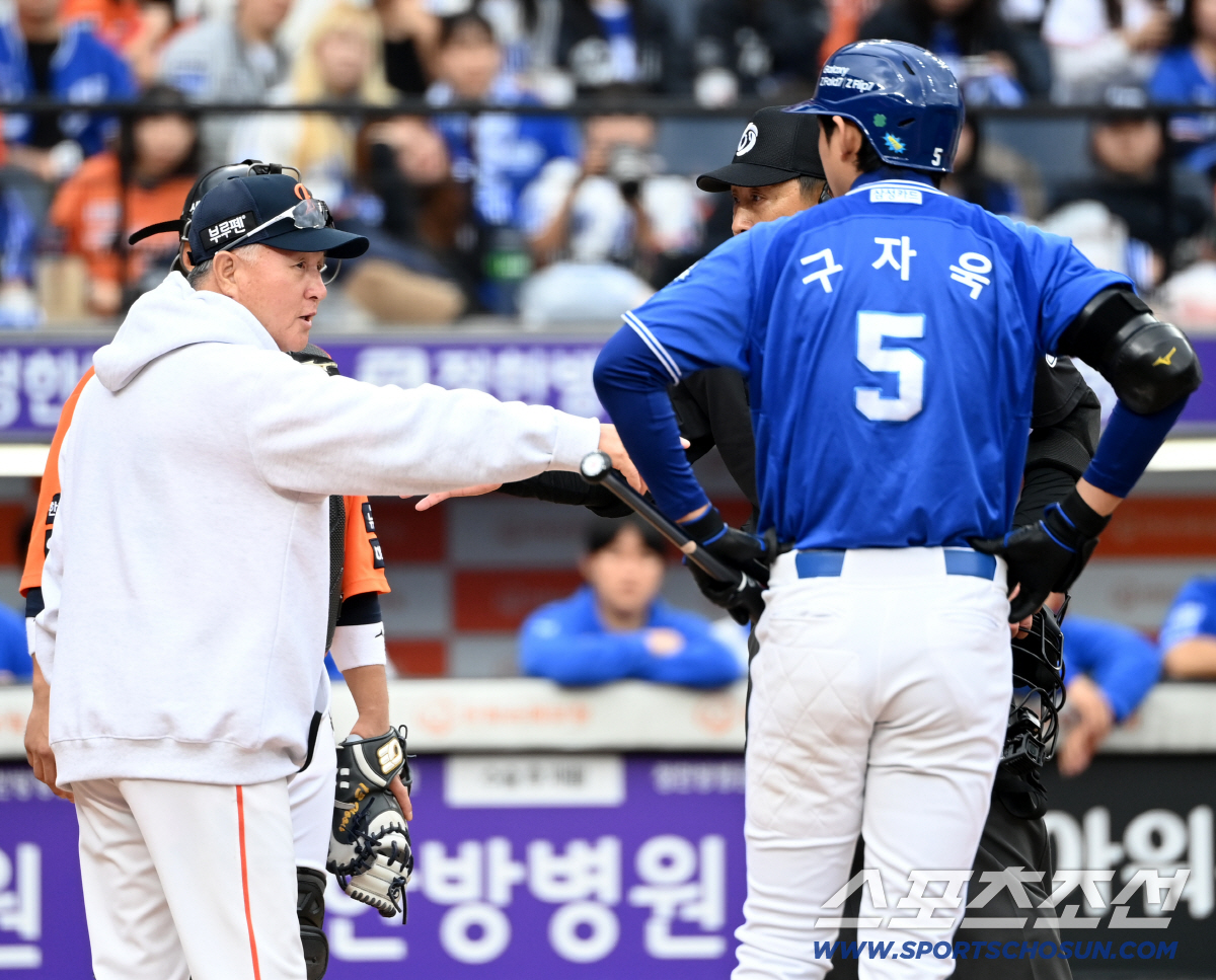 두들겨 맞은 폰세, '시간끌기 의혹' 구자욱 짜증 폭발! → 김경문 박진…