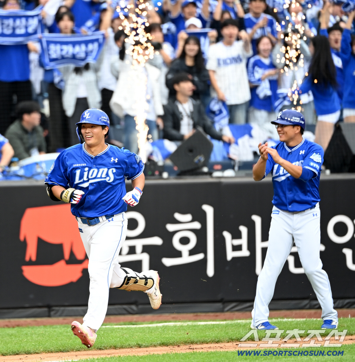 [포토] 김태훈, 폰세 괴롭히는 솔로포!