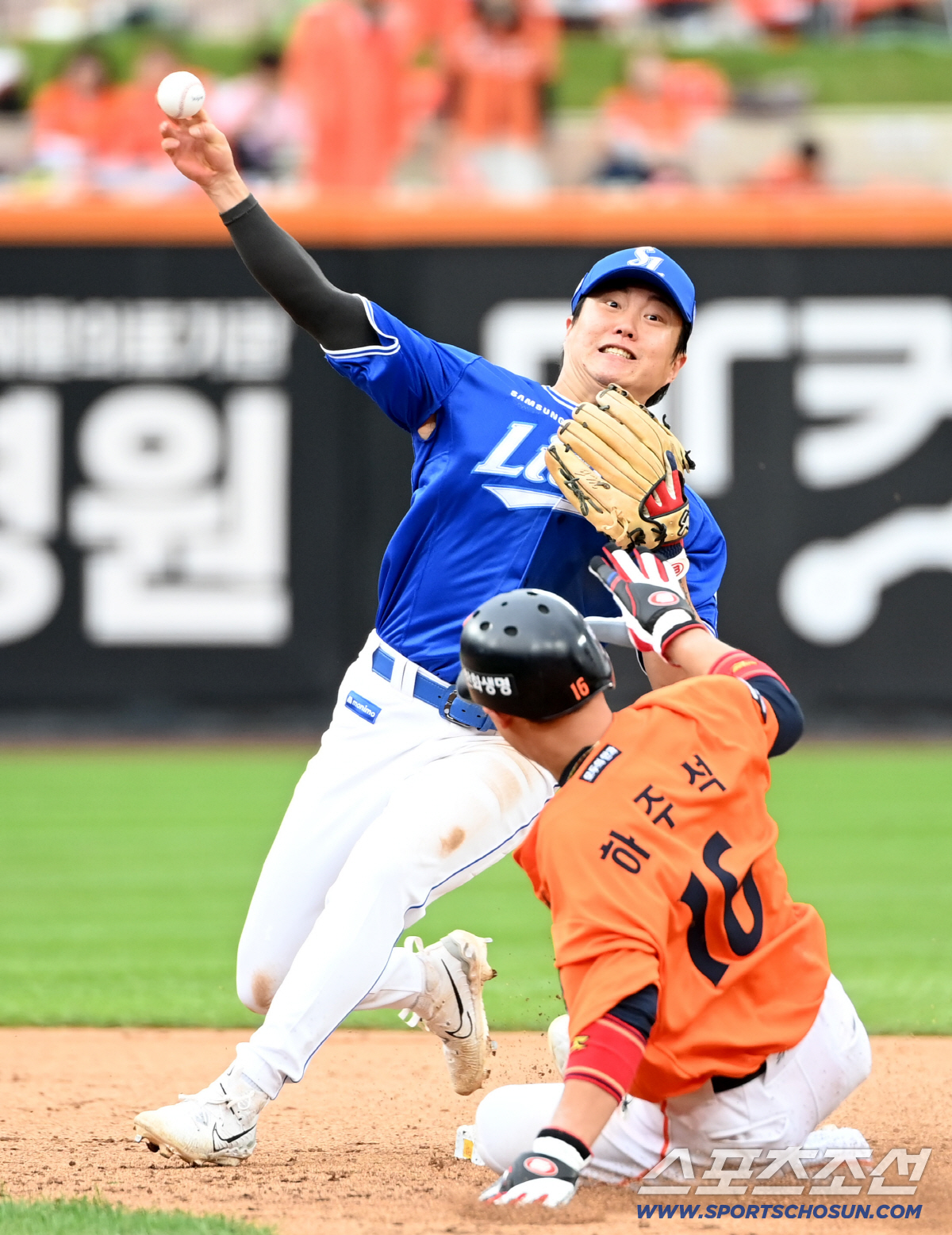 [포토] 류지혁, 슬라이딩 하주석과 아슬아슬한 접촉