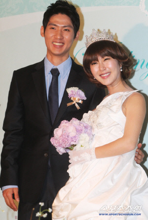 ‘혼전임신 고백’ 슈, 포기했다는 웨딩드레스 보니…‘만삭 D라인 신부’