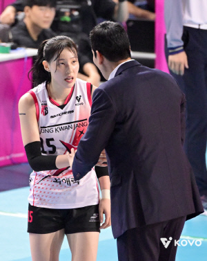 챔프전 아픔→김연경 없는 개막전 패배…깊은 한숨 내쉰 사령탑 