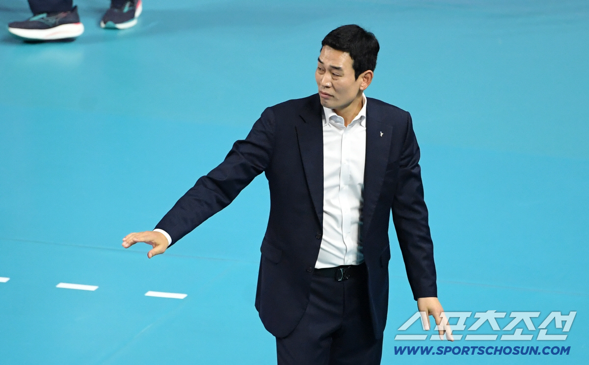 챔프전 아픔→김연경 없는 개막전 패배…깊은 한숨 내쉰 사령탑 "제맘 같지…