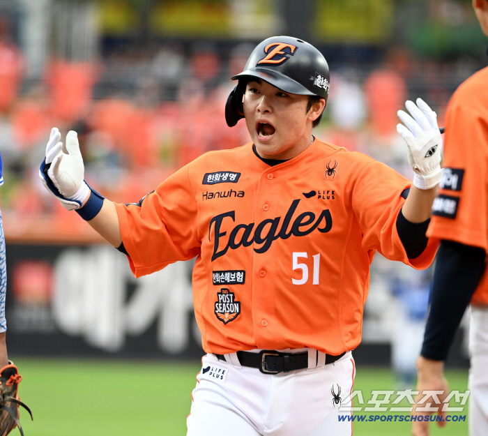 한화의 '포스트시즌 대전 승리', 문현빈이 4살 때였다! → '대전의 아들' 문현빈이 18년 만에 역사를 썼다