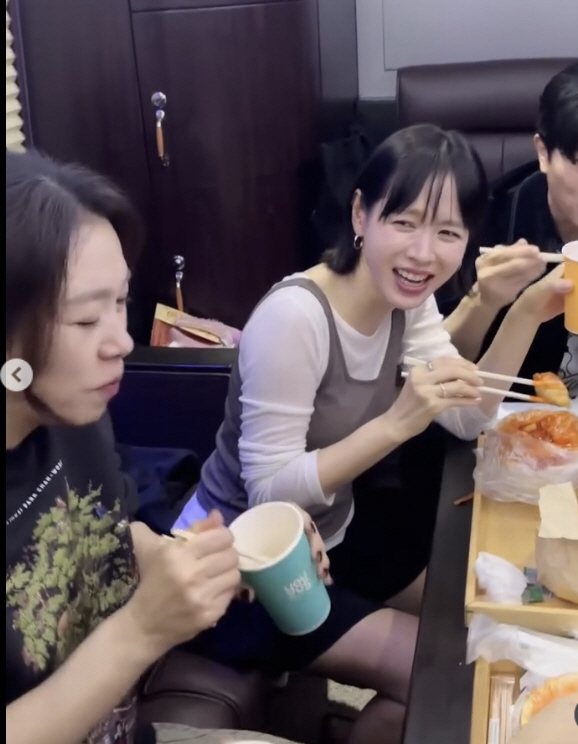 ‘단발 변신’ 손예진 떡볶이 먹방하며 마지막 무대인사 "또 만나요"