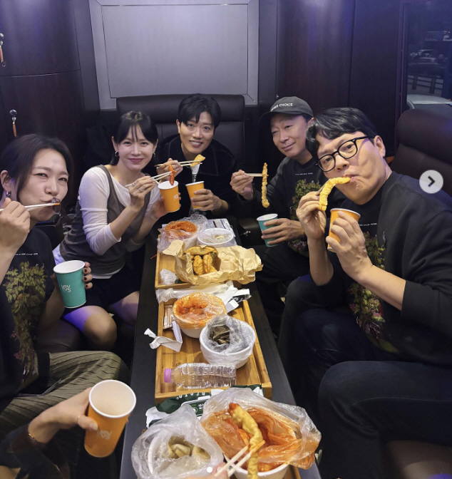 ‘단발 변신’ 손예진 떡볶이 먹방하며 마지막 무대인사 "또 만나요"