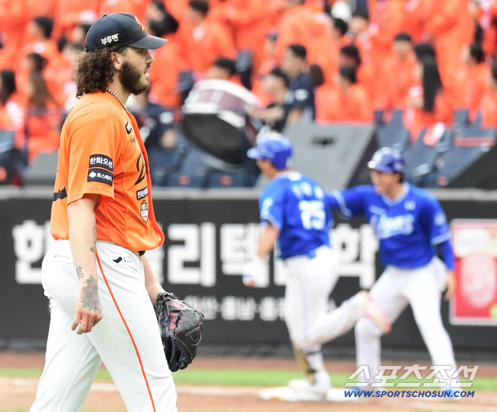 '폰세 붕괴'에 타자들도 멘붕 위기였다 → 채은성 고백 "1선발 무너지는 느낌은 분위기 완전히 달라"