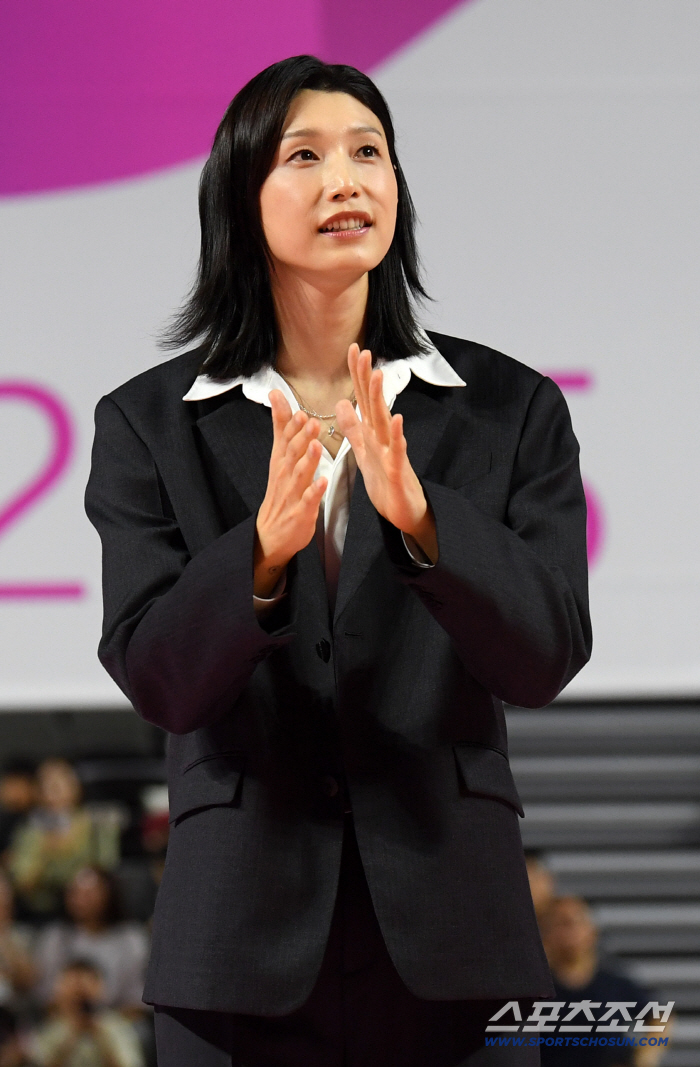 "오늘은 진짜 마지막" 배구황제의 '10번' 영구결번되던 날…웃으면서 끝냈다 [현장스케치]