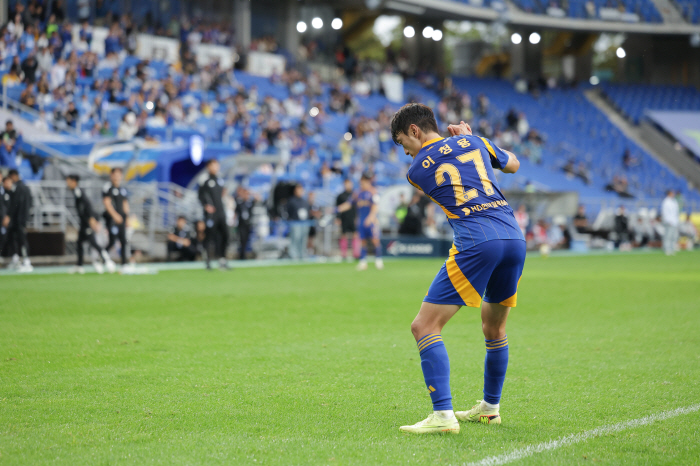 "누가 더 진실된지는 나중에 알 것" 신태용 저격 폭로→이청용 '골프 세리머니' 담긴 침묵의 시위…주장단 '눈물' 김영권, 조현우도 '생존' 후 기약