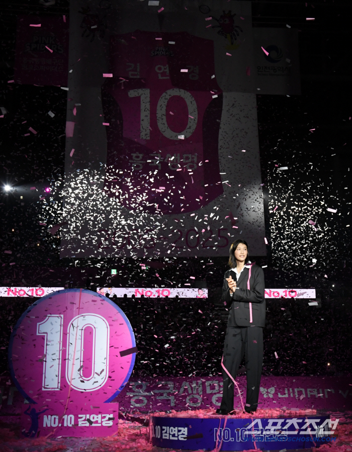 '배구여제' 김연경 정들었던 배구 코트와 작별...등번호 10번은 영구결번, 눈물 대신 미소 '쿨하게 떠납니다'