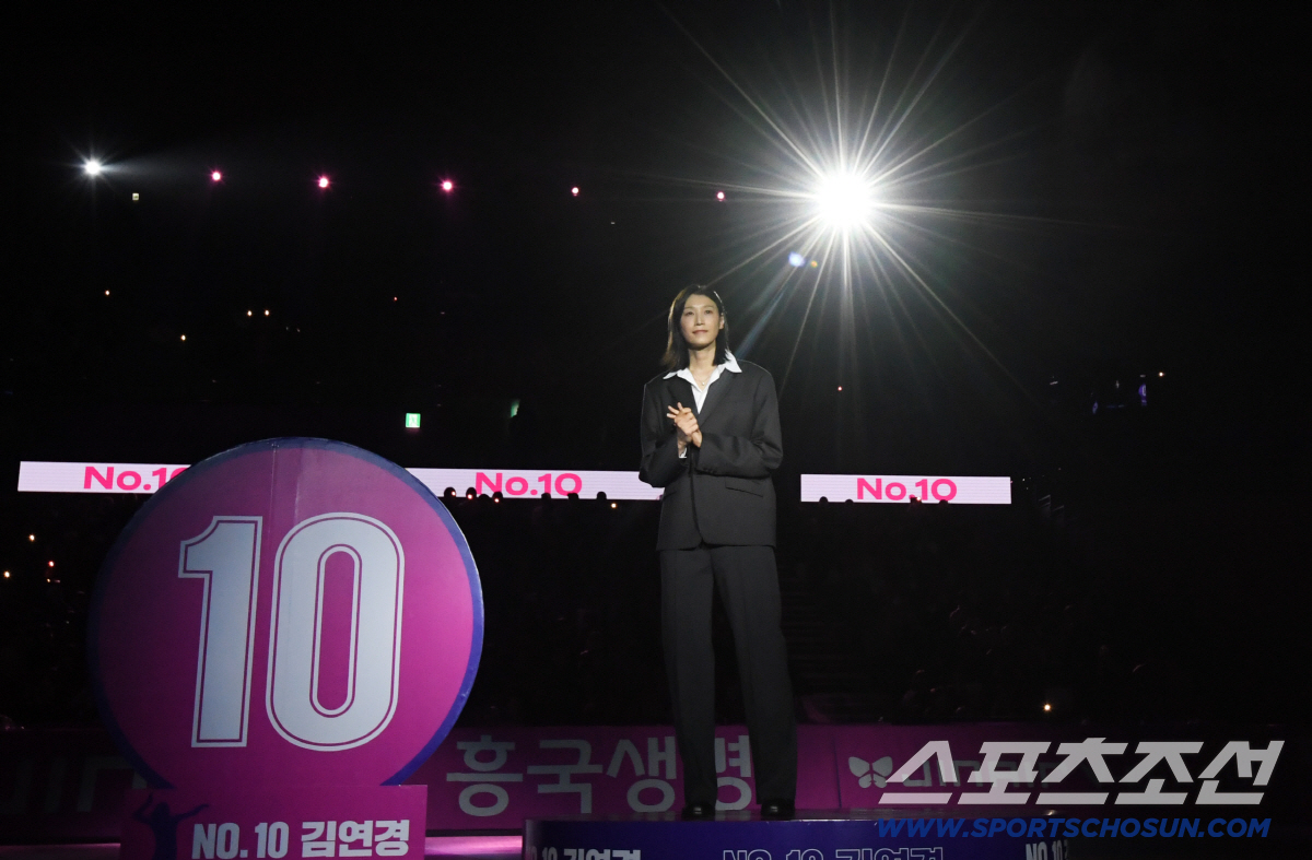 '배구여제' 김연경 정들었던 배구 코트와 작별...등번호 10번은 영구결…