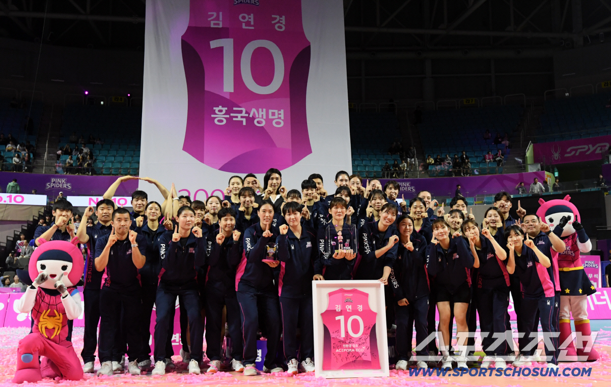 '배구여제' 김연경 정들었던 배구 코트와 작별...등번호 10번은 영구결…