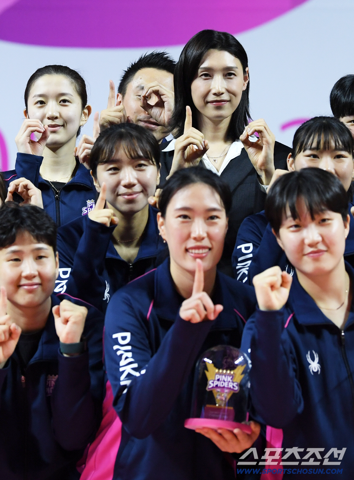 '배구여제' 김연경 정들었던 배구 코트와 작별...등번호 10번은 영구결…