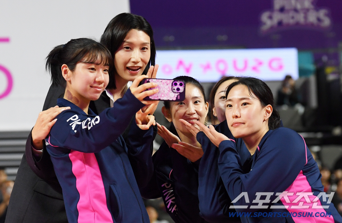 '배구여제' 김연경 정들었던 배구 코트와 작별...등번호 10번은 영구결…