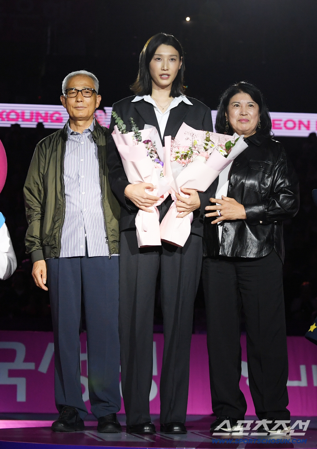 '배구여제' 김연경 정들었던 배구 코트와 작별...등번호 10번은 영구결…