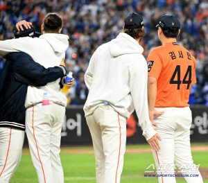 승리에도 웃지 못한 한 남자, 고개 숙인 클로저 다독인 와이스의 손길[대전 현장]