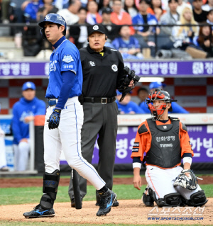 시간을 단축시켜야지...애초에 말도 안됐던 '피치클락 경고', 구자욱-폰세 싸움만 붙였다 [PO1 현장]