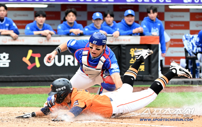 1루는 힘들다 판단했나, 아웃 카운트 착각했나...가라비토 홈 선택 미스터리, 천금의 1차전 승리를 날렸다 [PO1 현장]