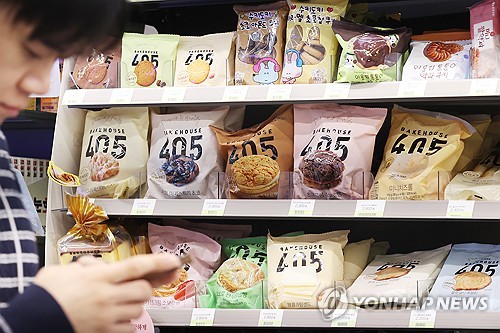 의류 만들고 해외 가고…유통업계 PB 상품 '춘추전국시대'