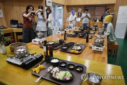 [빈집의 재탄생] 동백기름 짜던 제주 농촌창고가 관광객 찾는 체험장으로