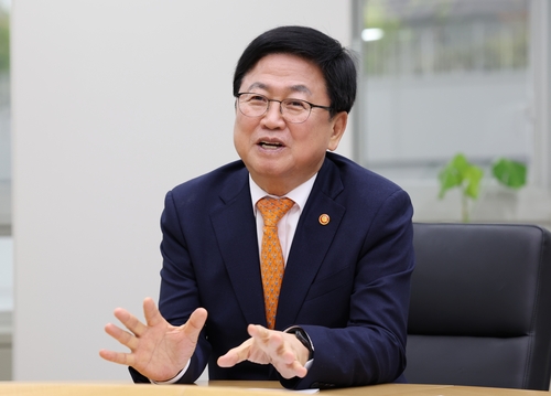[일문일답] 교육장관 "내달까지 교권보호대책 발표…민원대응팀 의무화검토"