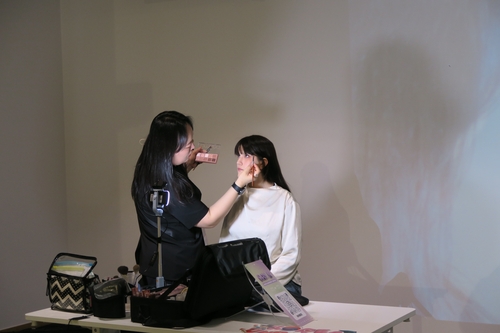 [와글와플 브뤼셀] 韓아이돌 화장법 시선집중…K푸드 물량 동나 긴급공수도