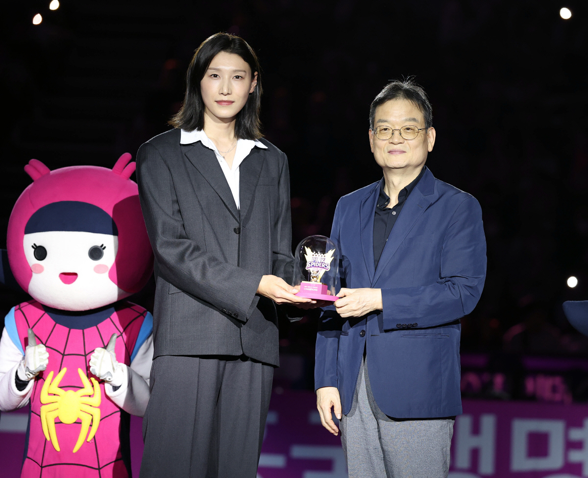 "분위기 말고 배구를 하라고!" 감독 김연경의 폭풍 독설, 스스로도 놀랐…