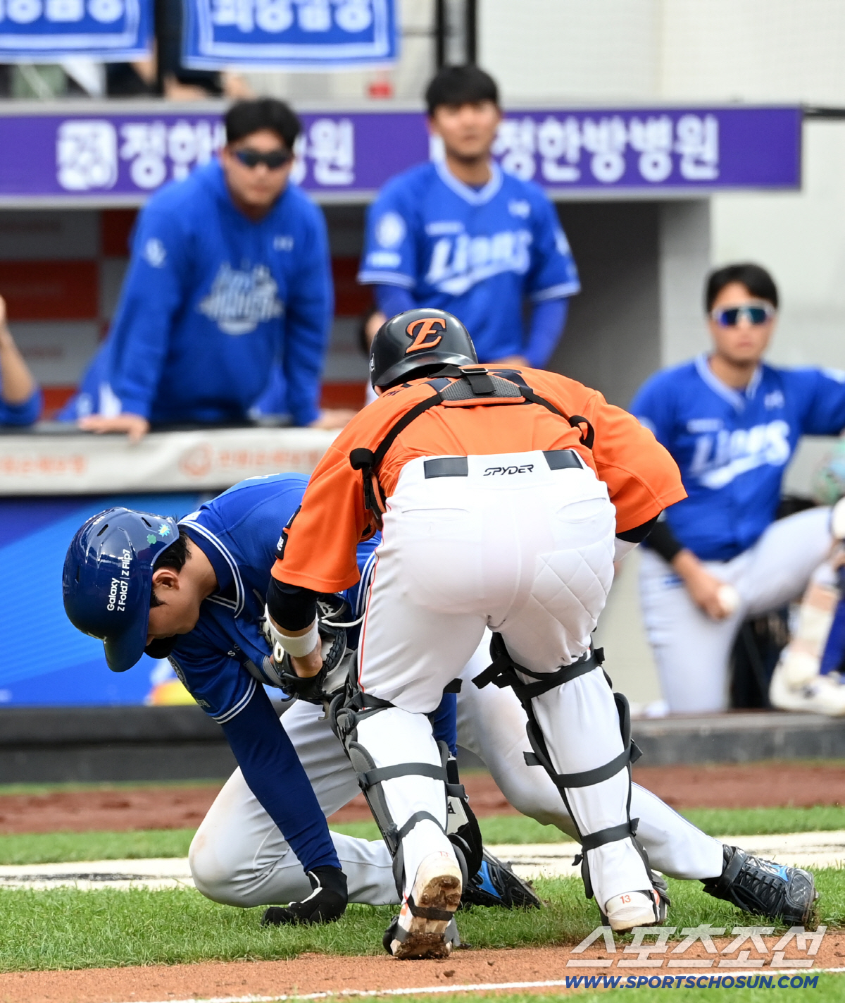 [포토] 주저앉은 구자욱, 이렇게 죽다니