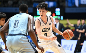 [현장리뷰]'허웅 또 쐐기포'→'실책 22개' 부산 KCC 그래도 강하다, 소노 64-58 잡고 4연승 선두 질주