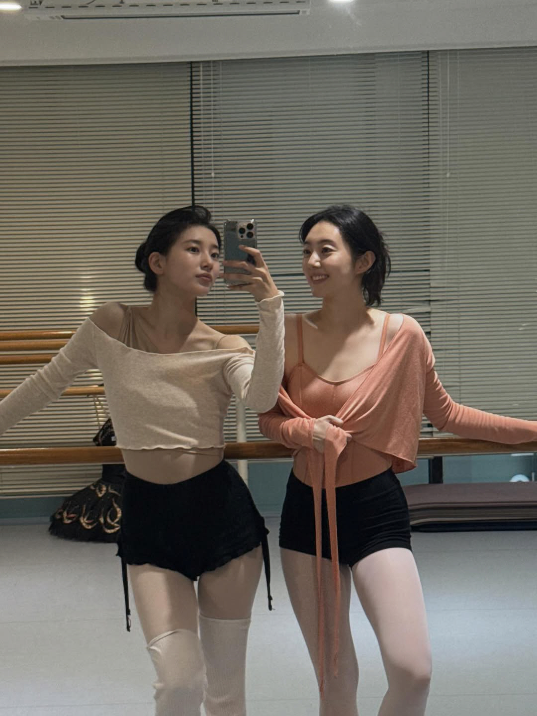 [SCin스타] "취발러" 된 수지, 94동갑 박세완과 꼿꼿한 거울셀카